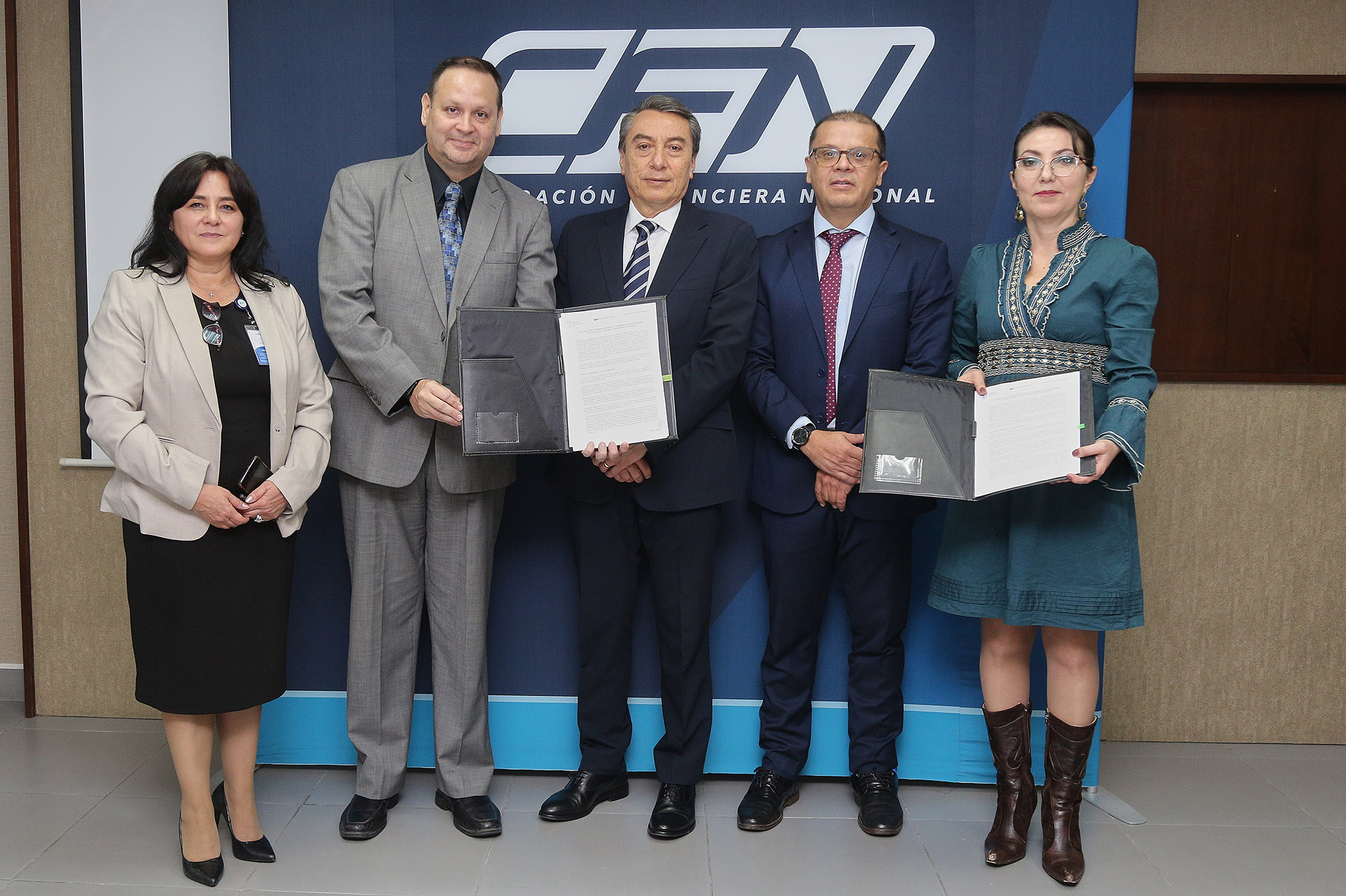 CFN ENTREGA EN COMODATO INMUEBLES EN RIOBAMBA Y AMBATO