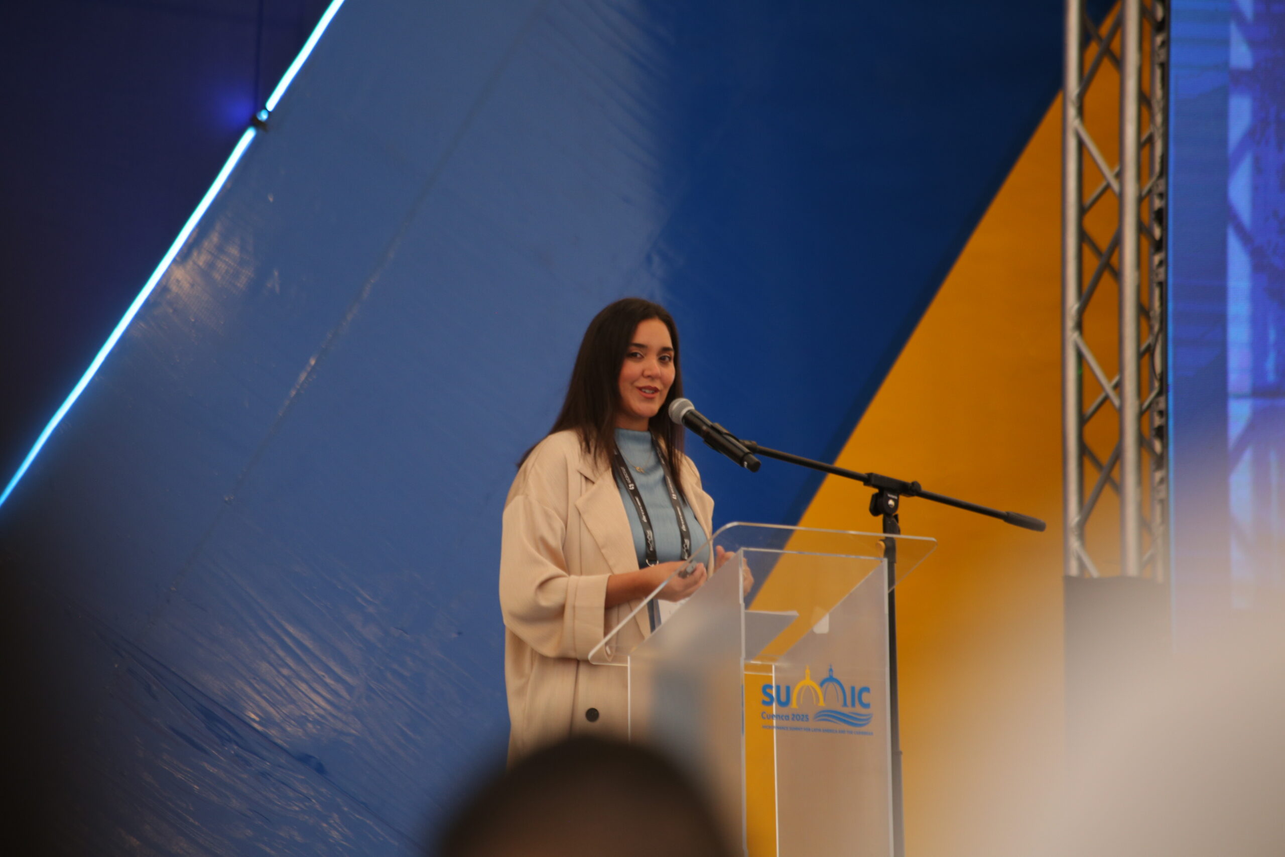 persona discursando en publico